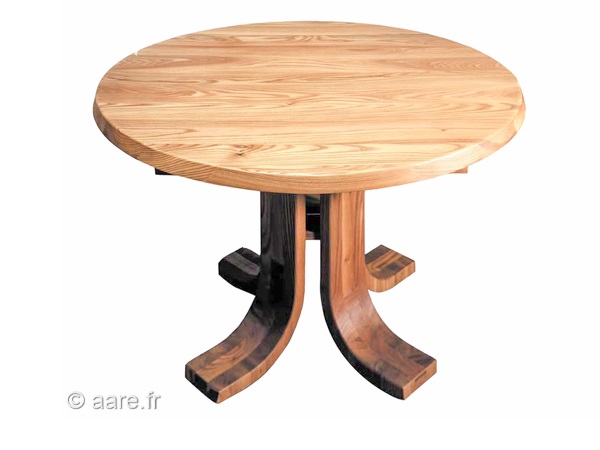 Vue de la table de salle à manger ronde Corolle en orme massif